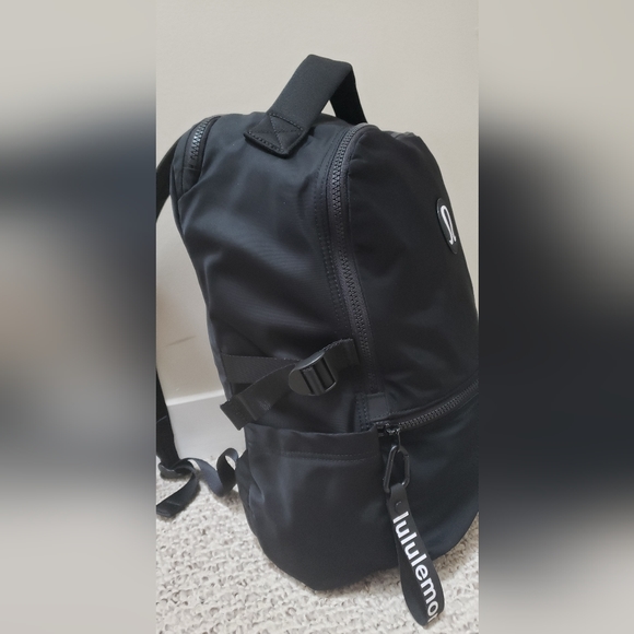 Lululemon New Crew Backpack 20L RARE FIND - Picture 4 of 15